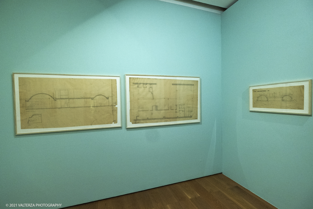 _DSF9853.jpg - 27/047/021. Torino. Alla Pinacoteca Agnelli in mostra foto, ritagli, dipinti, disegni, manufatti tribali racccolti in giro per il mondo , collezioni ed opere che hanno ispirato il grande architetto, la prima archistar. Nella foto sala n.3 con serie di disegni dell'immobile di Rue Nungesser e Coli di Parigi,1931