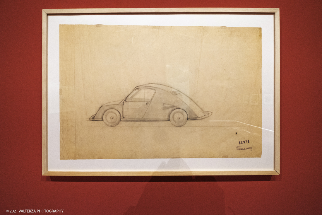 _DSF9865.jpg - 27/047/021. Torino. Alla Pinacoteca Agnelli in mostra foto, ritagli, dipinti, disegni, manufatti tribali racccolti in giro per il mondo , collezioni ed opere che hanno ispirato il grande architetto, la prima archistar. Nella foto sala n.4 studi per una automobile economica mai realizzata