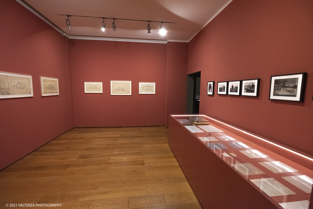_DSF9882.jpg - 27/047/021. Torino. Alla Pinacoteca Agnelli in mostra foto, ritagli, dipinti, disegni, manufatti tribali racccolti in giro per il mondo , collezioni ed opere che hanno ispirato il grande architetto, la prima archistar. Nella foto la sala n.4