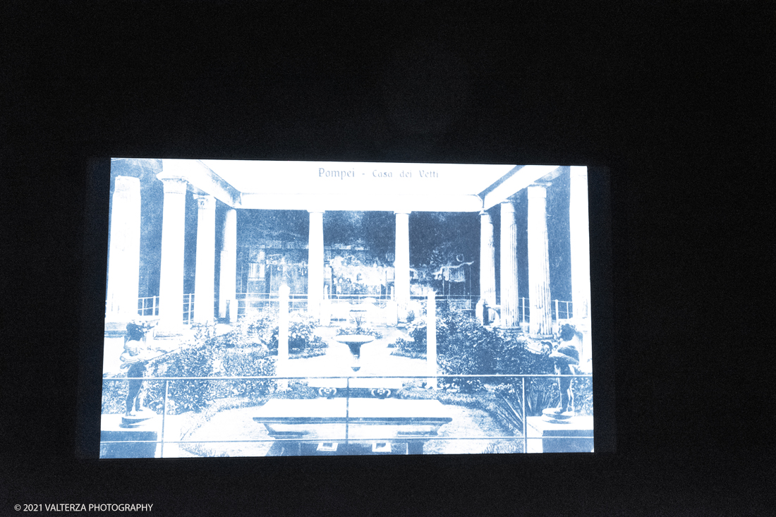 _DSF9892.jpg - 27/047/021. Torino. Alla Pinacoteca Agnelli in mostra foto, ritagli, dipinti, disegni, manufatti tribali racccolti in giro per il mondo , collezioni ed opere che hanno ispirato il grande architetto, la prima archistar. Nella foto immagini di una ampia proiezione continua, fotografie scattae in italia , molte a Pompei