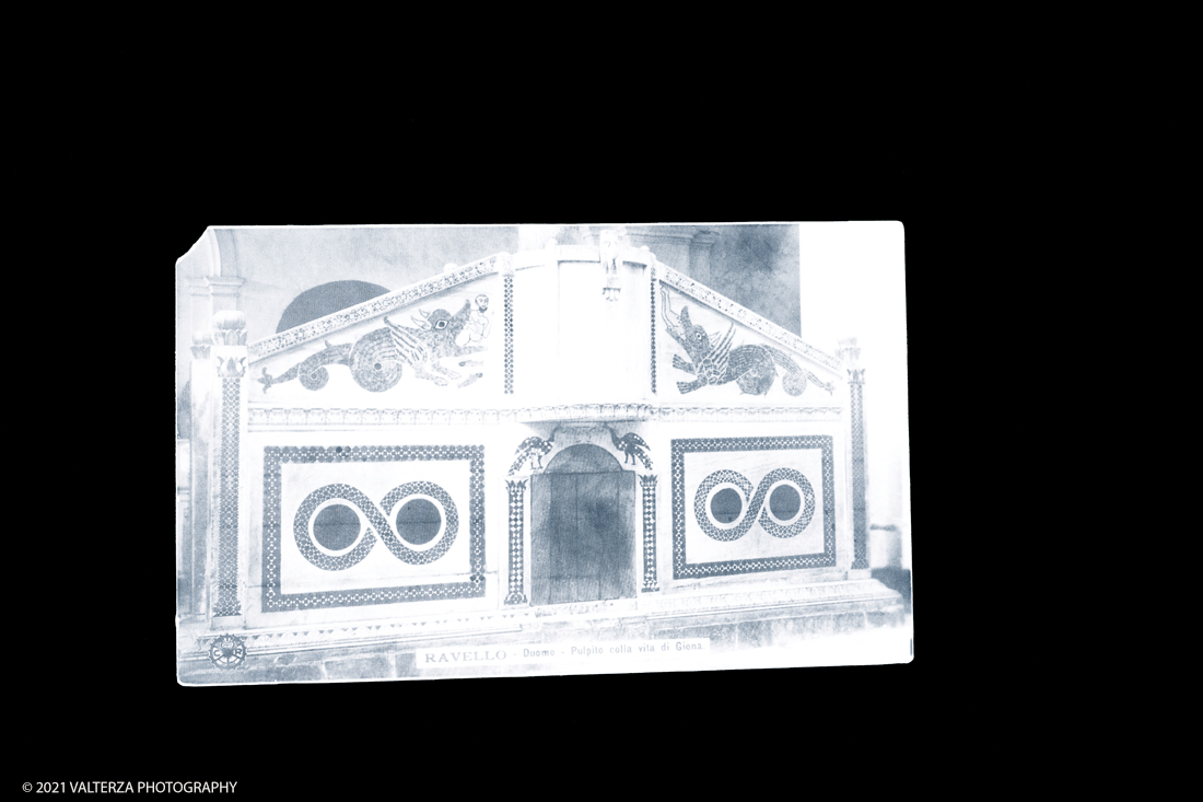 _DSF9899.jpg - 27/047/021. Torino. Alla Pinacoteca Agnelli in mostra foto, ritagli, dipinti, disegni, manufatti tribali racccolti in giro per il mondo , collezioni ed opere che hanno ispirato il grande architetto, la prima archistar. Nella foto immagini di una ampia proiezione continua, fotografie scattae in italia , molte a Pompei