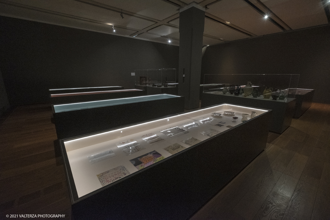 _DSF9915.jpg - 27/047/021. Torino. Alla Pinacoteca Agnelli in mostra foto, ritagli, dipinti, disegni, manufatti tribali racccolti in giro per il mondo , collezioni ed opere che hanno ispirato il grande architetto, la prima archistar. Nella foto la sala n.5 con le teche che raccolgono la maggior parte delle collezioni