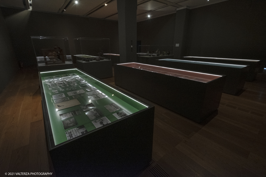 _DSF9919.jpg - 27/047/021. Torino. Alla Pinacoteca Agnelli in mostra foto, ritagli, dipinti, disegni, manufatti tribali racccolti in giro per il mondo , collezioni ed opere che hanno ispirato il grande architetto, la prima archistar. Nella foto la sala n.5 con le teche che raccolgono la maggior parte delle collezioni