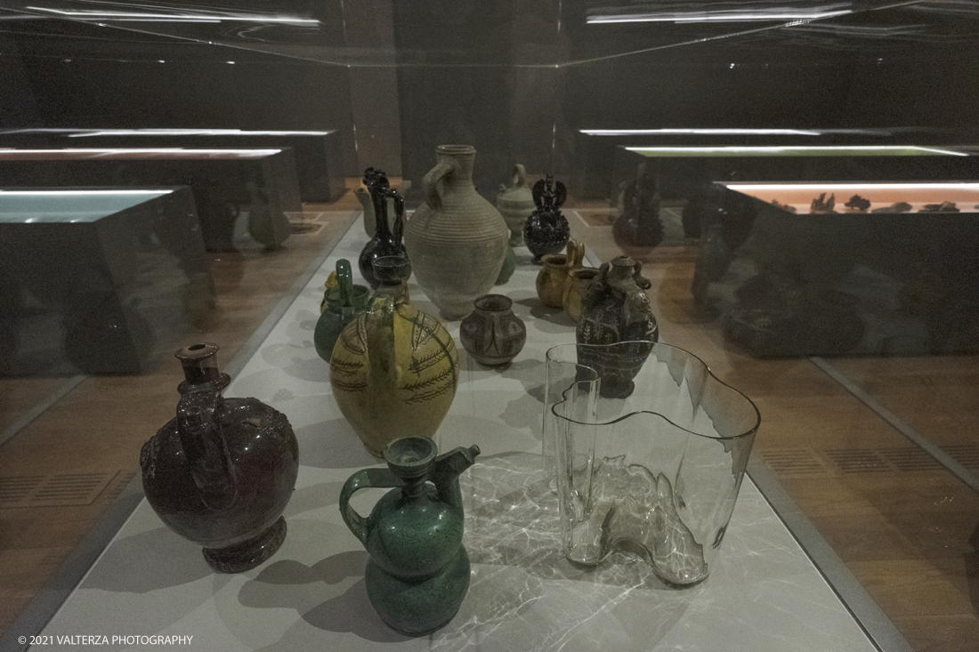 _DSF9931.jpg - 27/047/021. Torino. Alla Pinacoteca Agnelli in mostra foto, ritagli, dipinti, disegni, manufatti tribali racccolti in giro per il mondo , collezioni ed opere che hanno ispirato il grande architetto, la prima archistar. Nella foto teca della sala n.5 dove sono raccolte la maggior parte delle collezioni.