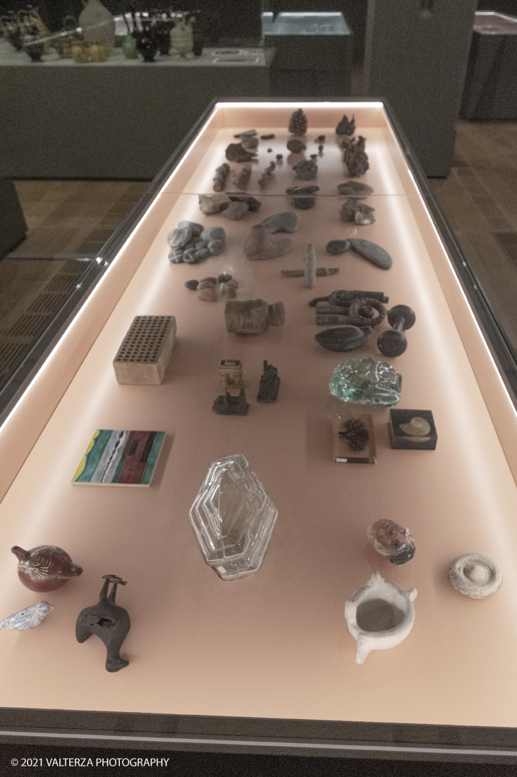 _DSF9949.jpg - 27/047/021. Torino. Alla Pinacoteca Agnelli in mostra foto, ritagli, dipinti, disegni, manufatti tribali racccolti in giro per il mondo , collezioni ed opere che hanno ispirato il grande architetto, la prima archistar. Nella foto teca della sala n.5 dove sono raccolte la maggior parte delle collezioni.