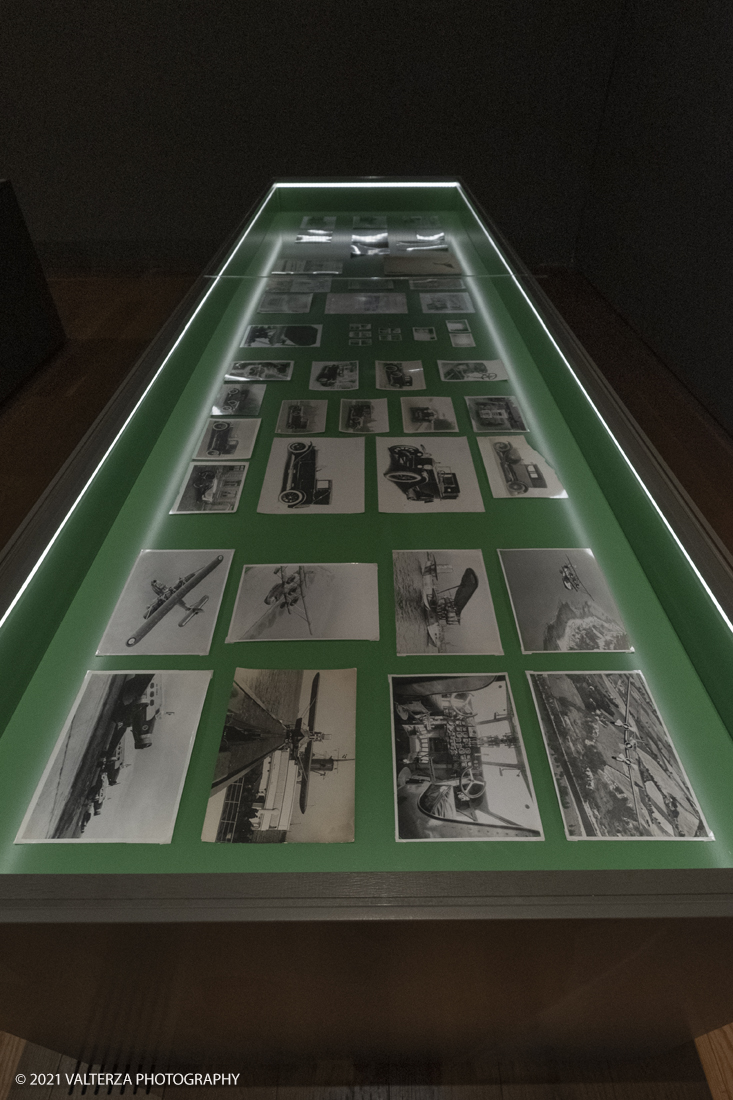 _DSF9990.jpg - 27/047/021. Torino. Alla Pinacoteca Agnelli in mostra foto, ritagli, dipinti, disegni, manufatti tribali racccolti in giro per il mondo , collezioni ed opere che hanno ispirato il grande architetto, la prima archistar. Nella foto teca della sala n.5 dove sono raccolte la maggior parte delle collezioni.