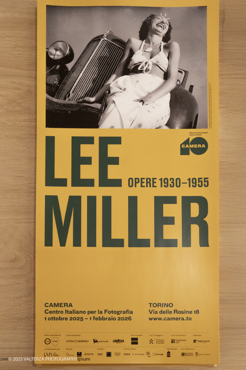 _DSF1987.jpg - 30/09/2025. Torino.  Un viaggio in 160 immagini, tutte provenienti dai Lee Miller Archives, per riscoprire gli infiniti sguardi della straordinaria fotografa americana. Nella foto il manifesto della mostra
