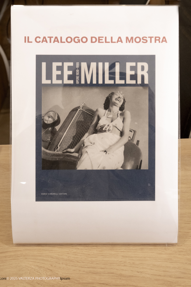 _DSF1989.jpg - 30/09/2025. Torino.  Un viaggio in 160 immagini, tutte provenienti dai Lee Miller Archives, per riscoprire gli infiniti sguardi della straordinaria fotografa americana. Nella foto il catalogo edito da Dario Cimorelli Editore