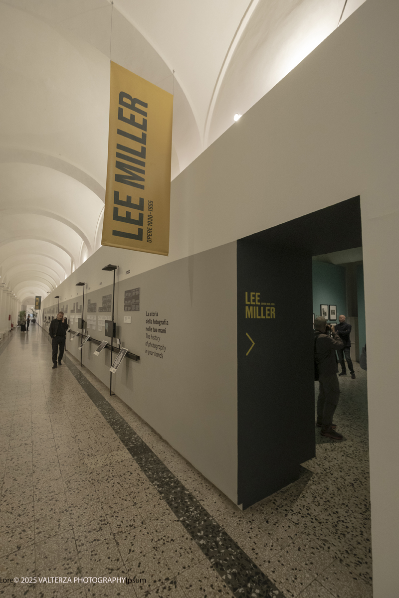 _DSF1991.jpg - 30/09/2025. Torino.  Un viaggio in 160 immagini, tutte provenienti dai Lee Miller Archives, per riscoprire gli infiniti sguardi della straordinaria fotografa americana. Nella foto l'ingresso alla mostra