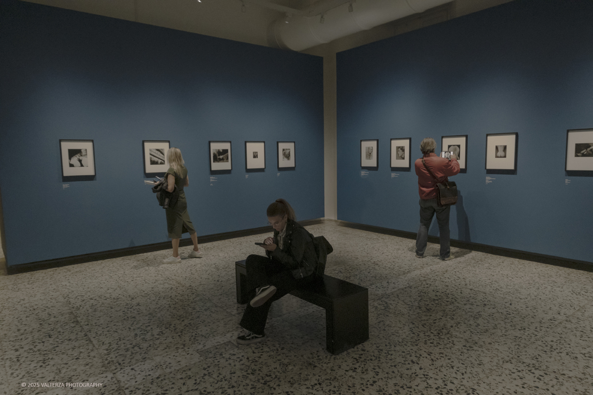 _DSF2019.jpg - 30/09/2025. Torino.  Un viaggio in 160 immagini, tutte provenienti dai Lee Miller Archives, per riscoprire gli infiniti sguardi della straordinaria fotografa americana. Nella fotto in visita alla mostra