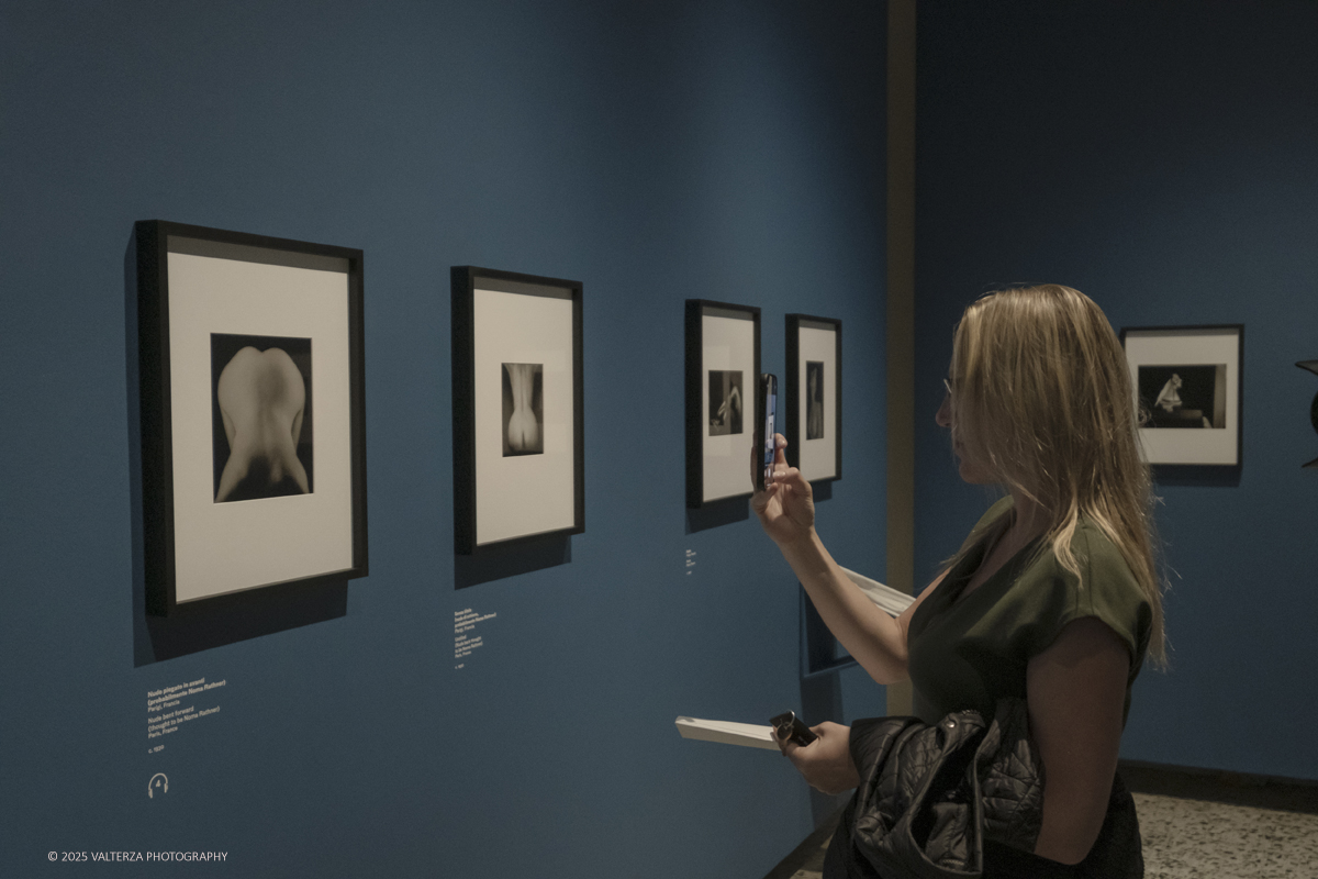 _DSF2027.jpg - 30/09/2025. Torino.  Un viaggio in 160 immagini, tutte provenienti dai Lee Miller Archives, per riscoprire gli infiniti sguardi della straordinaria fotografa americana. Nella fotto in visita alla mostra