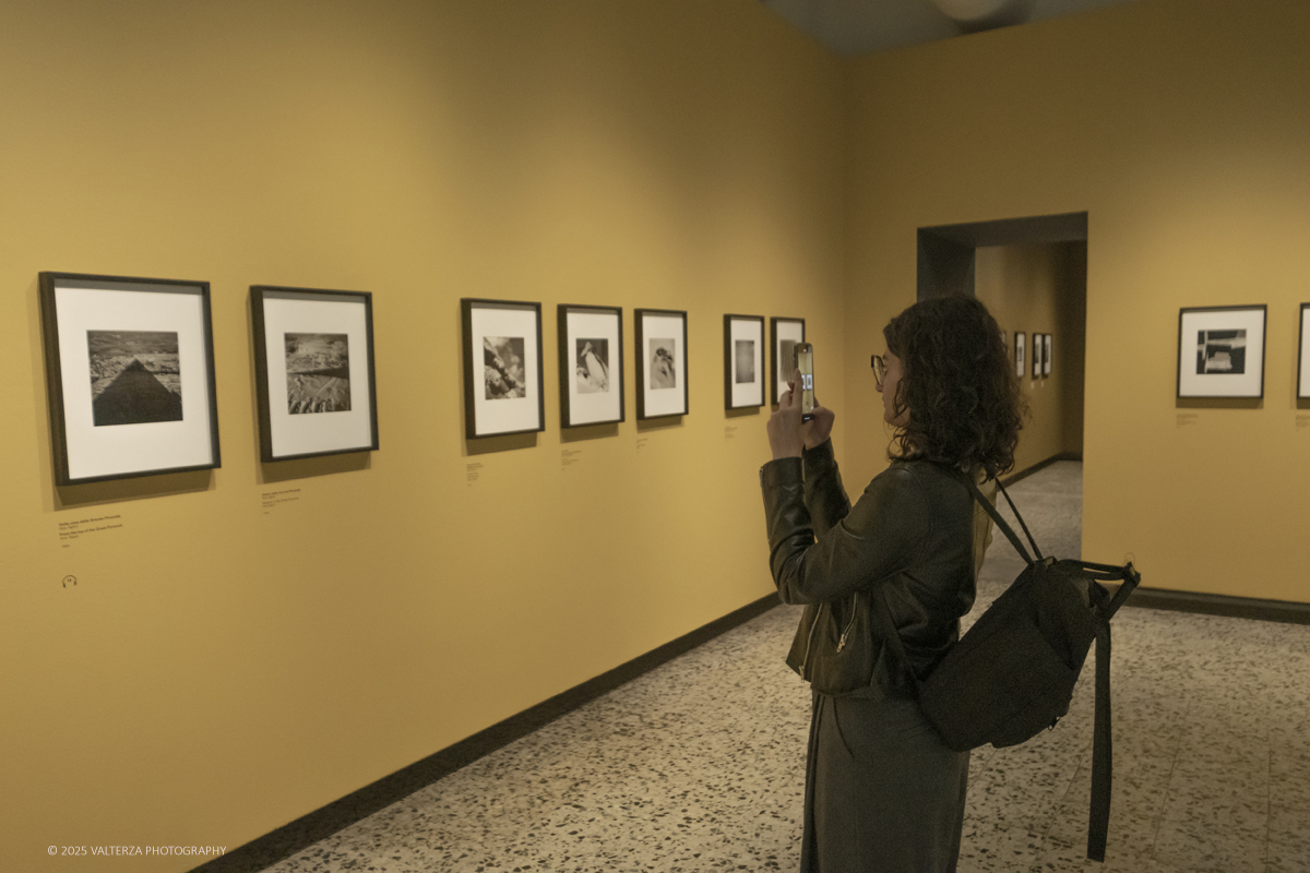 _DSF2047.jpg - 30/09/2025. Torino.  Un viaggio in 160 immagini, tutte provenienti dai Lee Miller Archives, per riscoprire gli infiniti sguardi della straordinaria fotografa americana. Nella fotto in visita alla mostra