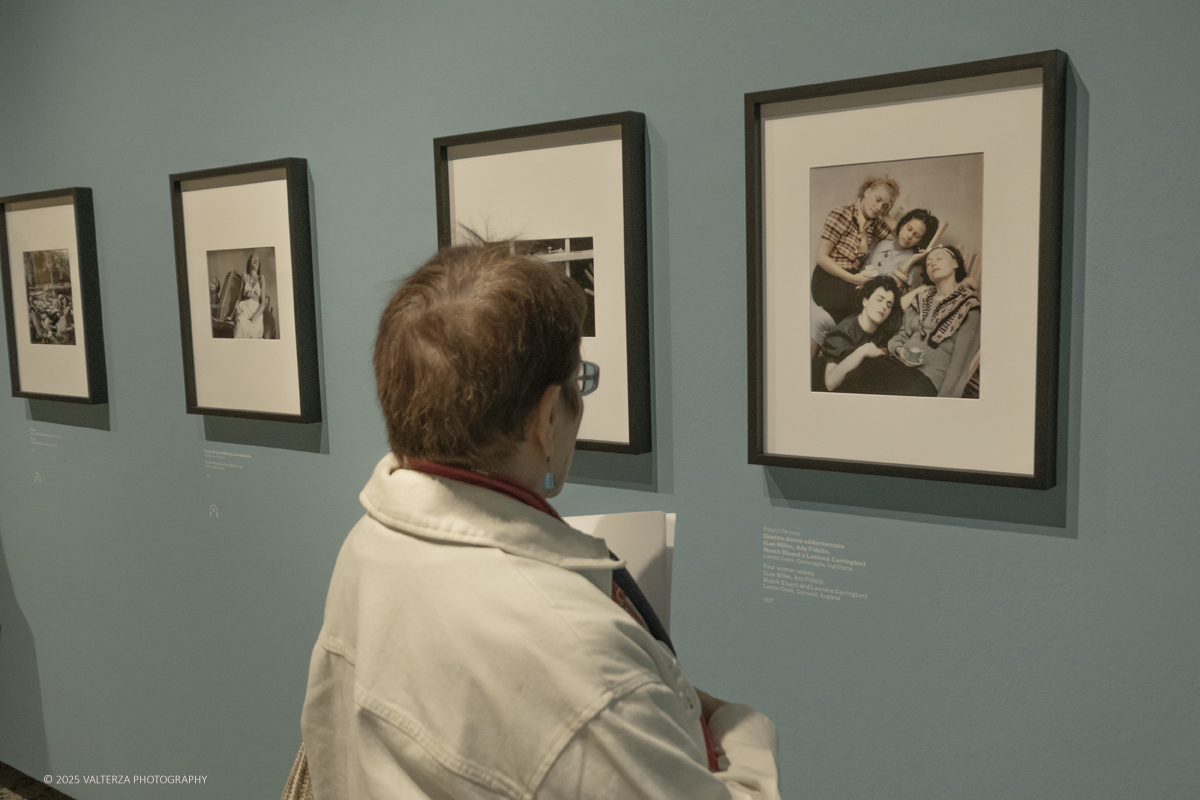 _DSF2050.jpg - 30/09/2025. Torino.  Un viaggio in 160 immagini, tutte provenienti dai Lee Miller Archives, per riscoprire gli infiniti sguardi della straordinaria fotografa americana. Nella fotto in visita alla mostra
