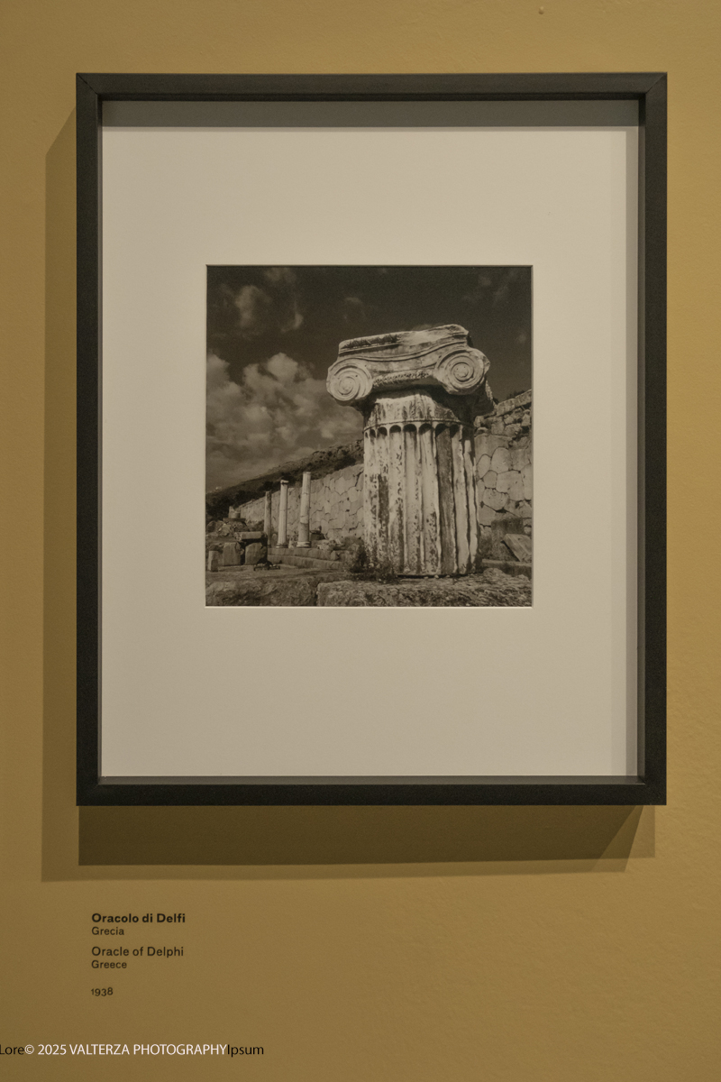 _DSF2057.jpg - 30/09/2025. Torino.  Un viaggio in 160 immagini, tutte provenienti dai Lee Miller Archives, per riscoprire gli infiniti sguardi della straordinaria fotografa americana. Nella foto Oracolo di Delphi Gracia, 1938