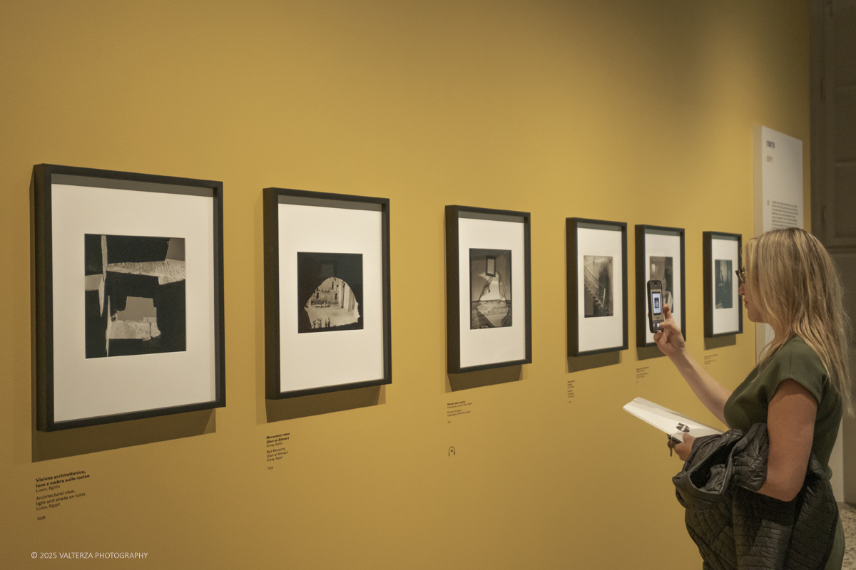 _DSF2067.jpg - 30/09/2025. Torino.  Un viaggio in 160 immagini, tutte provenienti dai Lee Miller Archives, per riscoprire gli infiniti sguardi della straordinaria fotografa americana. Nella fotto in visita alla mostra