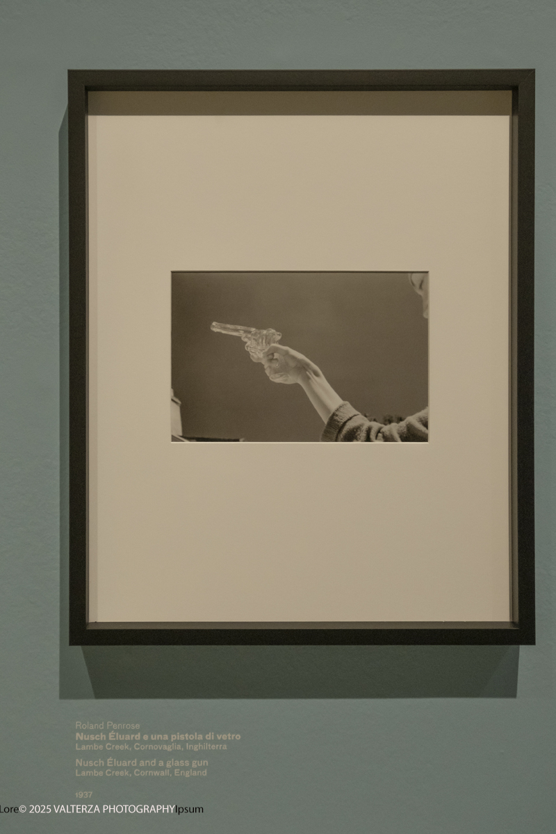 _DSF2072.jpg - 30/09/2025. Torino.  Un viaggio in 160 immagini, tutte provenienti dai Lee Miller Archives, per riscoprire gli infiniti sguardi della straordinaria fotografa americana. Nella foto Roland Penrose  Nusch Eluard e una pistola di vetro Cornovaglia 1937