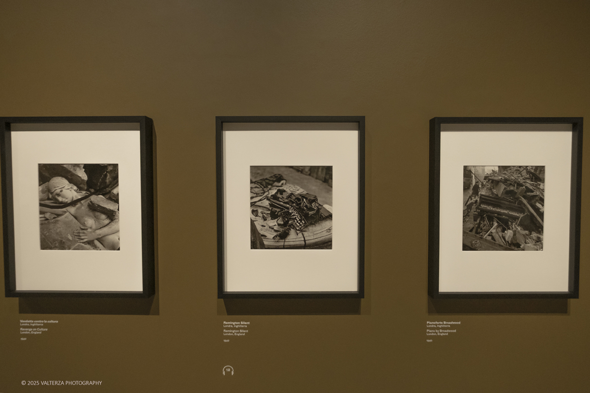 _DSF2076.jpg - 30/09/2025. Torino.  Un viaggio in 160 immagini, tutte provenienti dai Lee Miller Archives, per riscoprire gli infiniti sguardi della straordinaria fotografa americana. Nella foto parte dell'allestimento della mostra