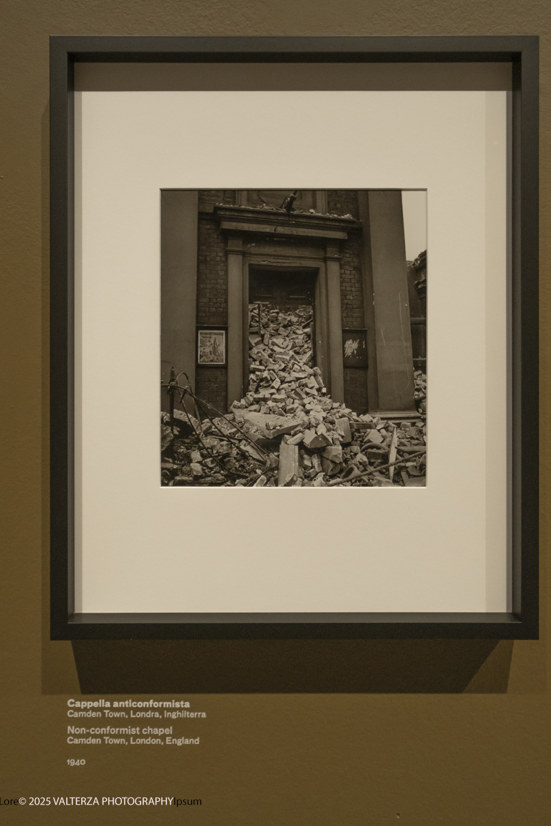 _DSF2079.jpg - 30/09/2025. Torino.  Un viaggio in 160 immagini, tutte provenienti dai Lee Miller Archives, per riscoprire gli infiniti sguardi della straordinaria fotografa americana. Nella foto Cappella anticonformista Londra, 1940