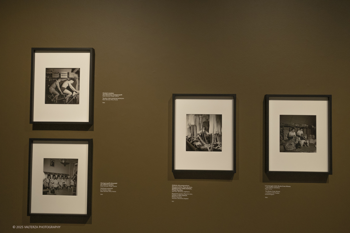 _DSF2083.jpg - 30/09/2025. Torino.  Un viaggio in 160 immagini, tutte provenienti dai Lee Miller Archives, per riscoprire gli infiniti sguardi della straordinaria fotografa americana. Nella foto parte dell'allestimento della mostra