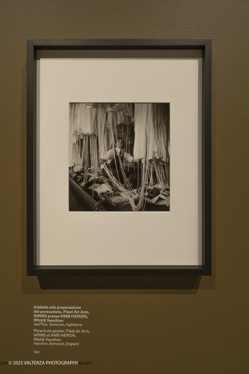 _DSF2085.jpg - 30/09/2025. Torino.  Un viaggio in 160 immagini, tutte provenienti dai Lee Miller Archives, per riscoprire gli infiniti sguardi della straordinaria fotografa americana. Nella foto addetta alla preparazione di un paracadute, Somerset Imghilterra, 1941