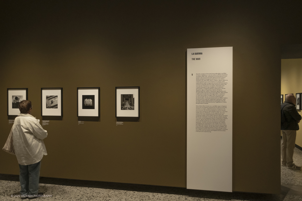 _DSF2097.jpg - 30/09/2025. Torino.  Un viaggio in 160 immagini, tutte provenienti dai Lee Miller Archives, per riscoprire gli infiniti sguardi della straordinaria fotografa americana. Nella fotto in visita alla mostra