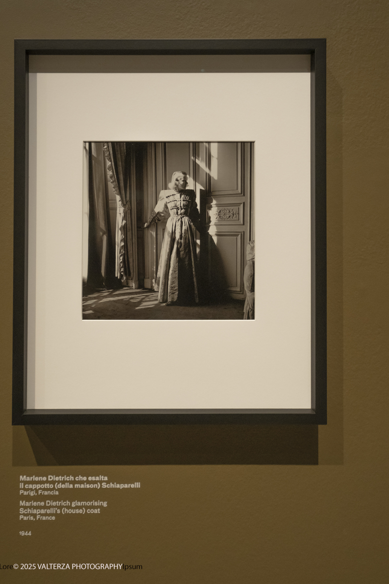 _DSF2107.jpg - 30/09/2025. Torino.  Un viaggio in 160 immagini, tutte provenienti dai Lee Miller Archives, per riscoprire gli infiniti sguardi della straordinaria fotografa americana. Nella foto Marlene Dietrich indossa un cappotto di Schiaparelli, Parigi 1944