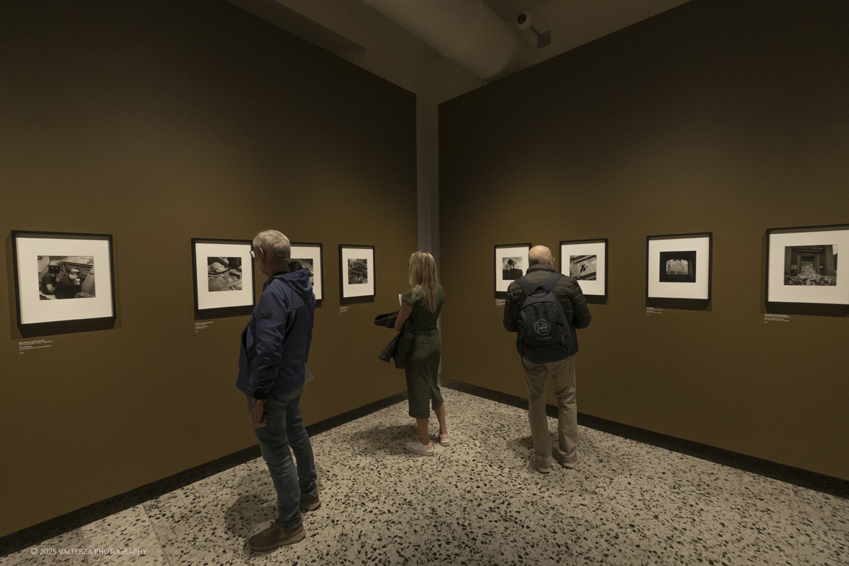 _DSF2118.jpg - 30/09/2025. Torino.  Un viaggio in 160 immagini, tutte provenienti dai Lee Miller Archives, per riscoprire gli infiniti sguardi della straordinaria fotografa americana. Nella fotto in visita alla mostra