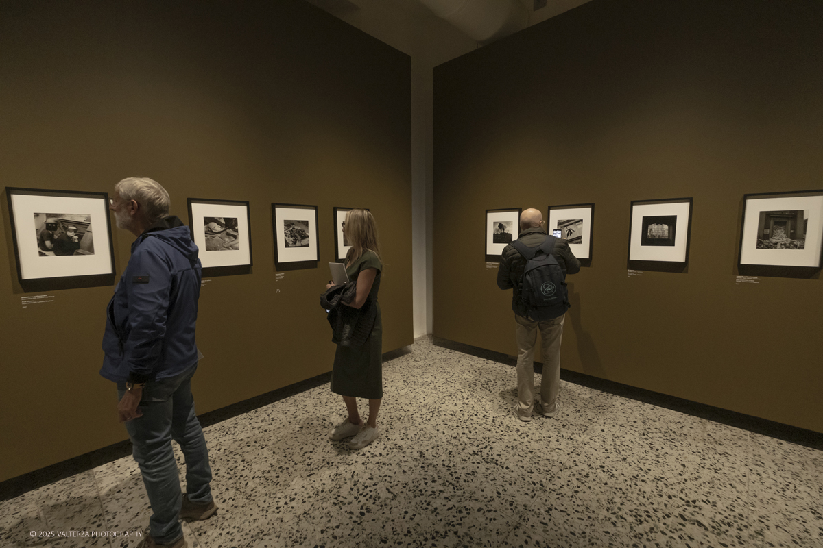 _DSF2124.jpg - 30/09/2025. Torino.  Un viaggio in 160 immagini, tutte provenienti dai Lee Miller Archives, per riscoprire gli infiniti sguardi della straordinaria fotografa americana. Nella fotto in visita alla mostra