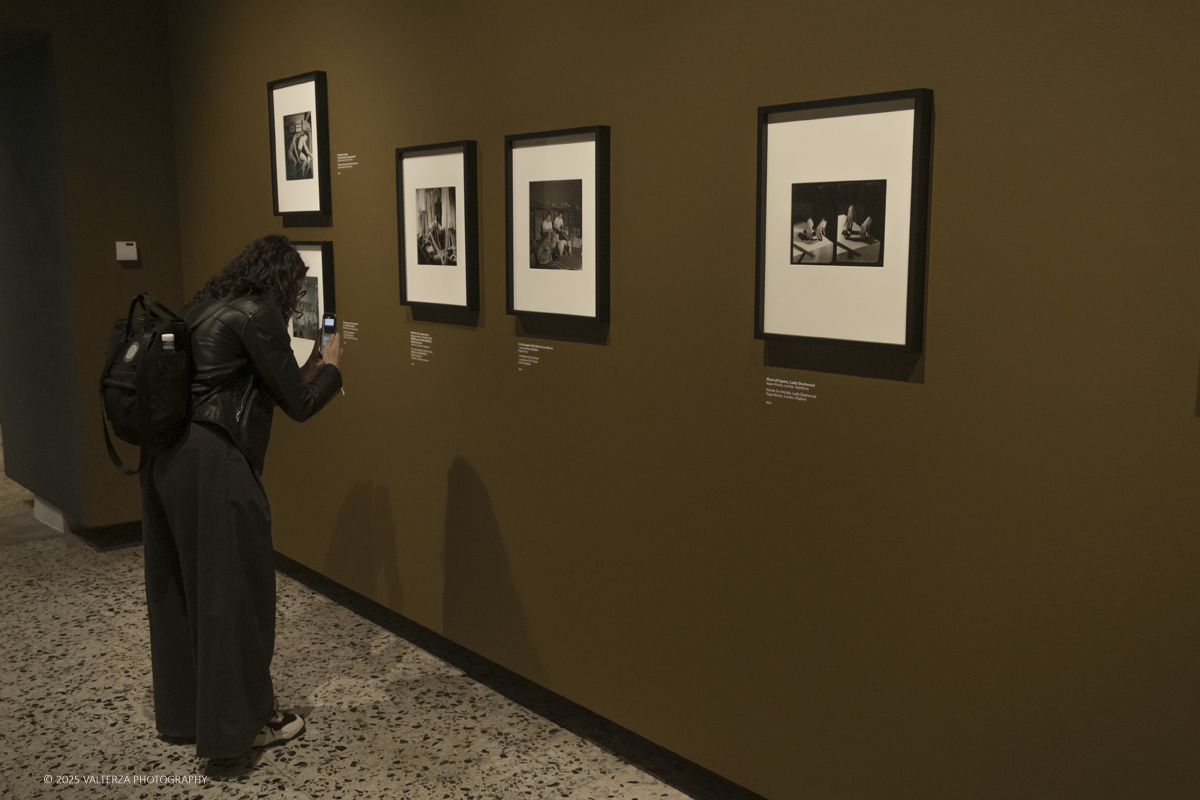 _DSF2131.jpg - 30/09/2025. Torino.  Un viaggio in 160 immagini, tutte provenienti dai Lee Miller Archives, per riscoprire gli infiniti sguardi della straordinaria fotografa americana. Nella fotto in visita alla mostra