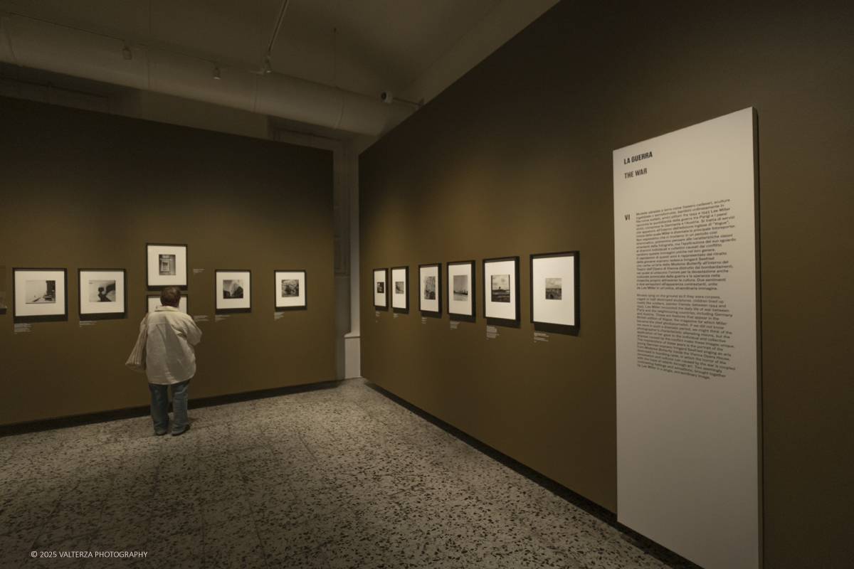 _DSF2147.jpg - 30/09/2025. Torino.  Un viaggio in 160 immagini, tutte provenienti dai Lee Miller Archives, per riscoprire gli infiniti sguardi della straordinaria fotografa americana. Nella fotto in visita alla mostra