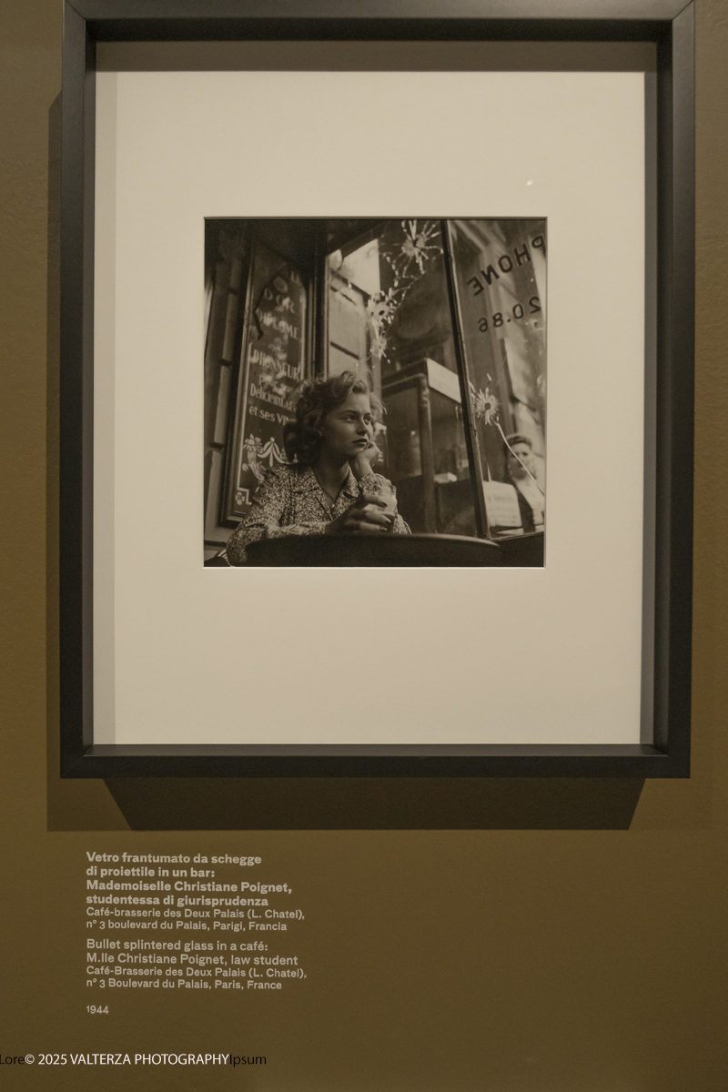 _DSF2156.jpg - 30/09/2025. Torino.  Un viaggio in 160 immagini, tutte provenienti dai Lee Miller Archives, per riscoprire gli infiniti sguardi della straordinaria fotografa americana. Nella foto la studentessa Christiane Polgnet affacciata alla vetrina di un bar con i fori delle pallottole Parigi, 1944