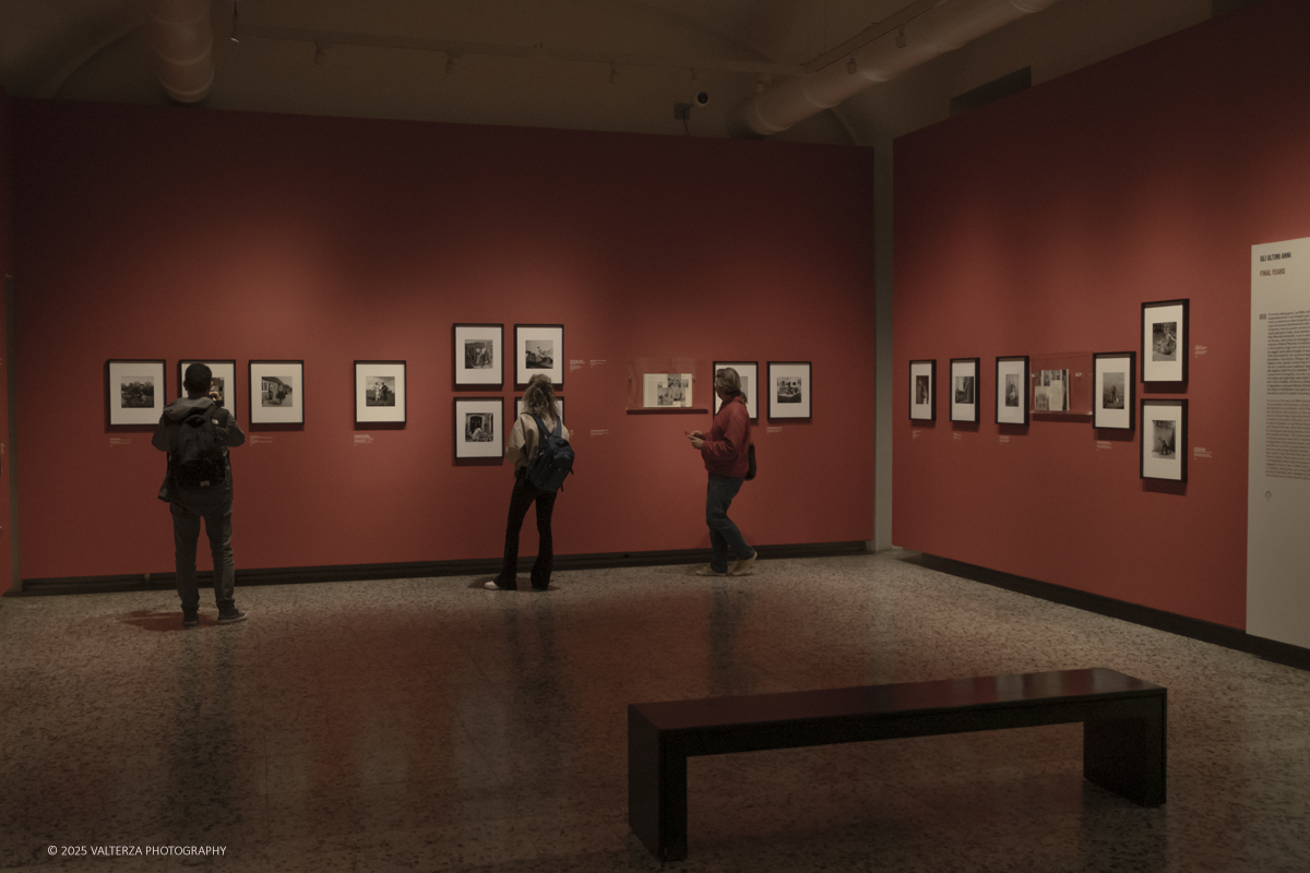 _DSF2186.jpg - 30/09/2025. Torino.  Un viaggio in 160 immagini, tutte provenienti dai Lee Miller Archives, per riscoprire gli infiniti sguardi della straordinaria fotografa americana. Nella fotto in visita alla mostra