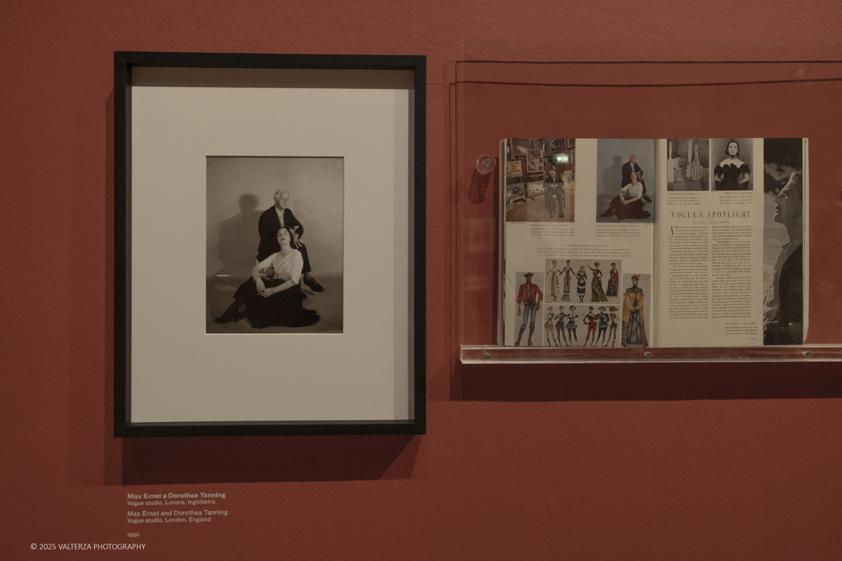 _DSF2192.jpg - 30/09/2025. Torino.  Un viaggio in 160 immagini, tutte provenienti dai Lee Miller Archives, per riscoprire gli infiniti sguardi della straordinaria fotografa americana. Nella foto pagine di Vogue con la foto di Max Ernst e Dorothea Tanning Londra, 1950