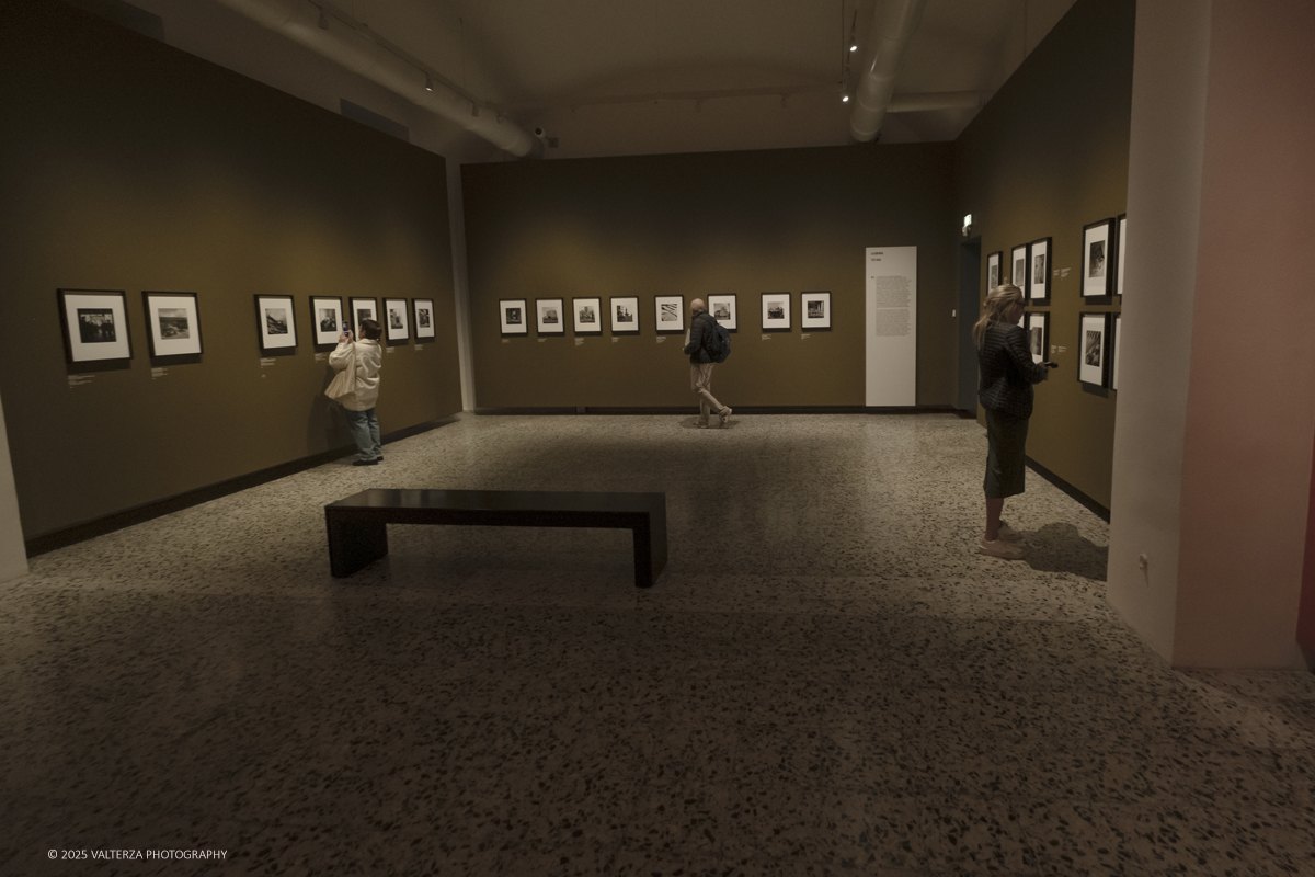 _DSF2209.jpg - 30/09/2025. Torino.  Un viaggio in 160 immagini, tutte provenienti dai Lee Miller Archives, per riscoprire gli infiniti sguardi della straordinaria fotografa americana. Nella fotto in visita alla mostra