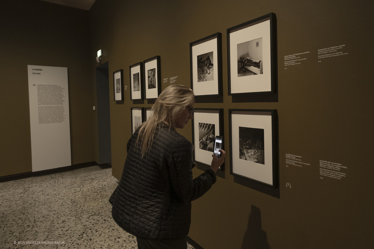 _DSF2216.jpg - 30/09/2025. Torino.  Un viaggio in 160 immagini, tutte provenienti dai Lee Miller Archives, per riscoprire gli infiniti sguardi della straordinaria fotografa americana. Nella fotto in visita alla mostra