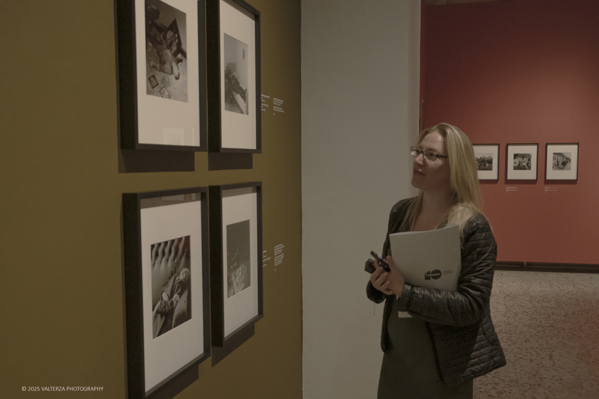 _DSF2221.jpg - 30/09/2025. Torino.  Un viaggio in 160 immagini, tutte provenienti dai Lee Miller Archives, per riscoprire gli infiniti sguardi della straordinaria fotografa americana. Nella fotto in visita alla mostra