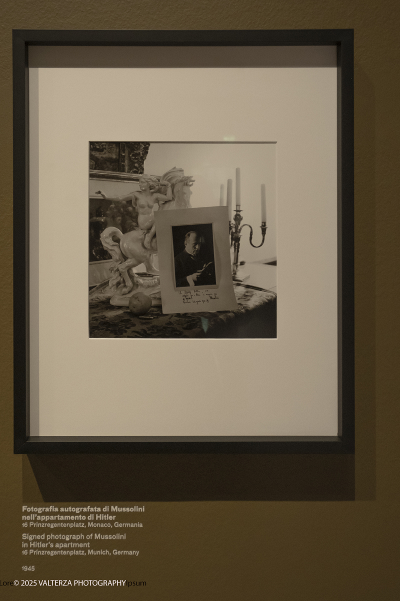 _DSF2225.jpg - 30/09/2025. Torino.  Un viaggio in 160 immagini, tutte provenienti dai Lee Miller Archives, per riscoprire gli infiniti sguardi della straordinaria fotografa americana. Nella foto  fotografia autografata  di Mussolini nell'appartamento di Hitler Monaco Germania, 1945