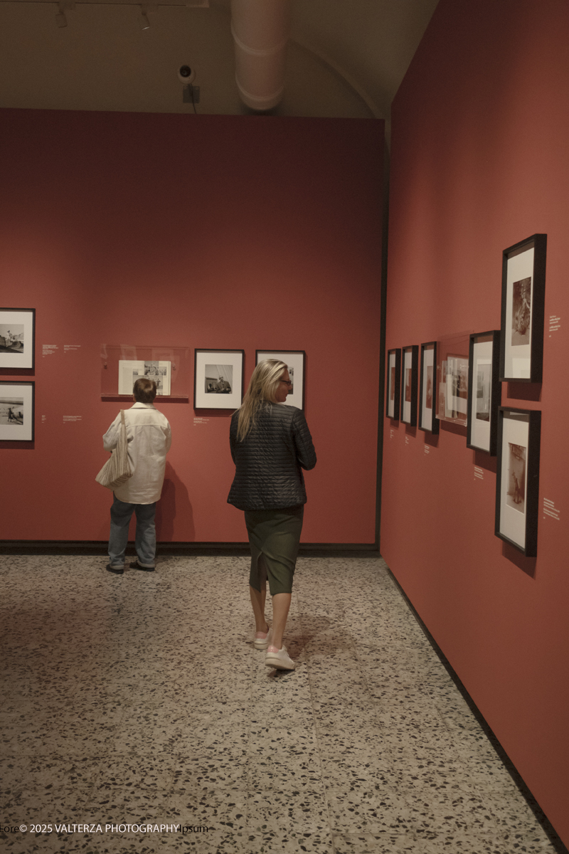 _DSF2234.jpg - 30/09/2025. Torino.  Un viaggio in 160 immagini, tutte provenienti dai Lee Miller Archives, per riscoprire gli infiniti sguardi della straordinaria fotografa americana. Nella fotto in visita alla mostra