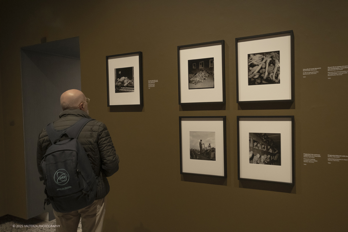 _DSF2240.jpg - 30/09/2025. Torino.  Un viaggio in 160 immagini, tutte provenienti dai Lee Miller Archives, per riscoprire gli infiniti sguardi della straordinaria fotografa americana. Nella fotto in visita alla mostra