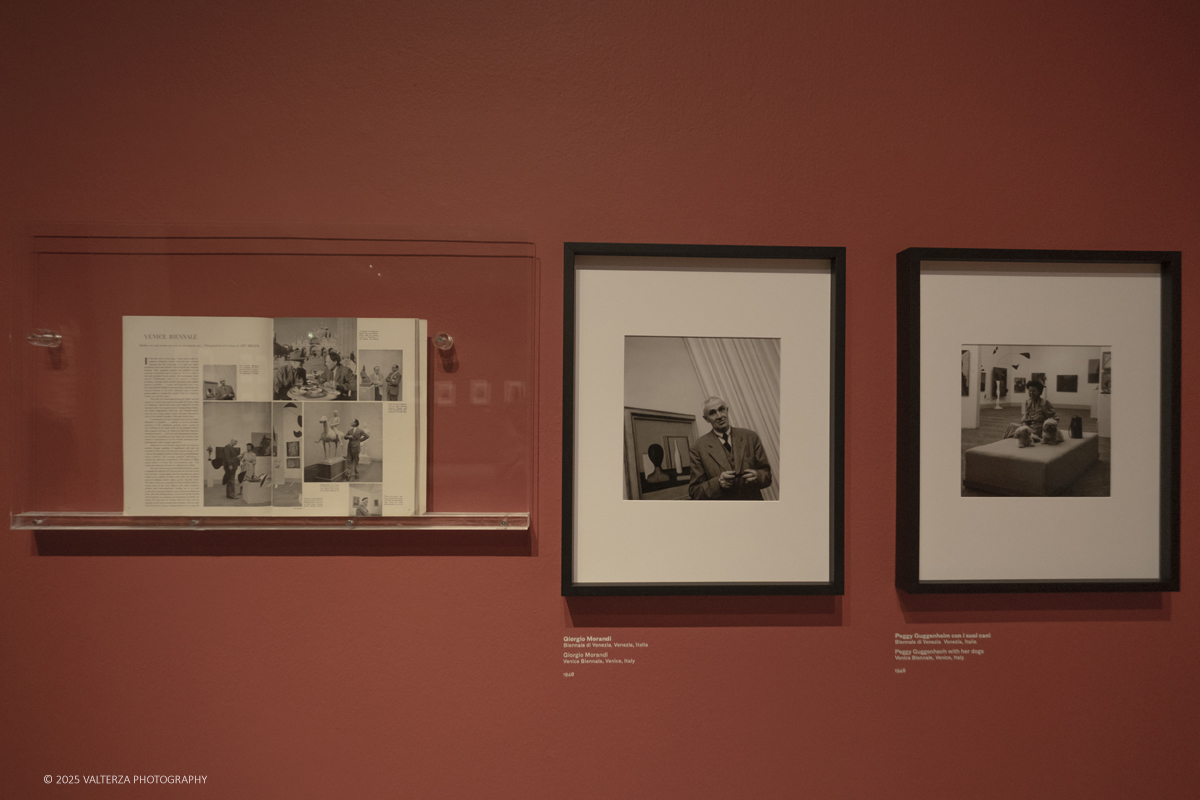 _DSF2250.jpg - 30/09/2025. Torino.  Un viaggio in 160 immagini, tutte provenienti dai Lee Miller Archives, per riscoprire gli infiniti sguardi della straordinaria fotografa americana. Nella foto immagini della Biennale di Venezia con Giorgio Morandi E Peggy Guggenheim , 1948