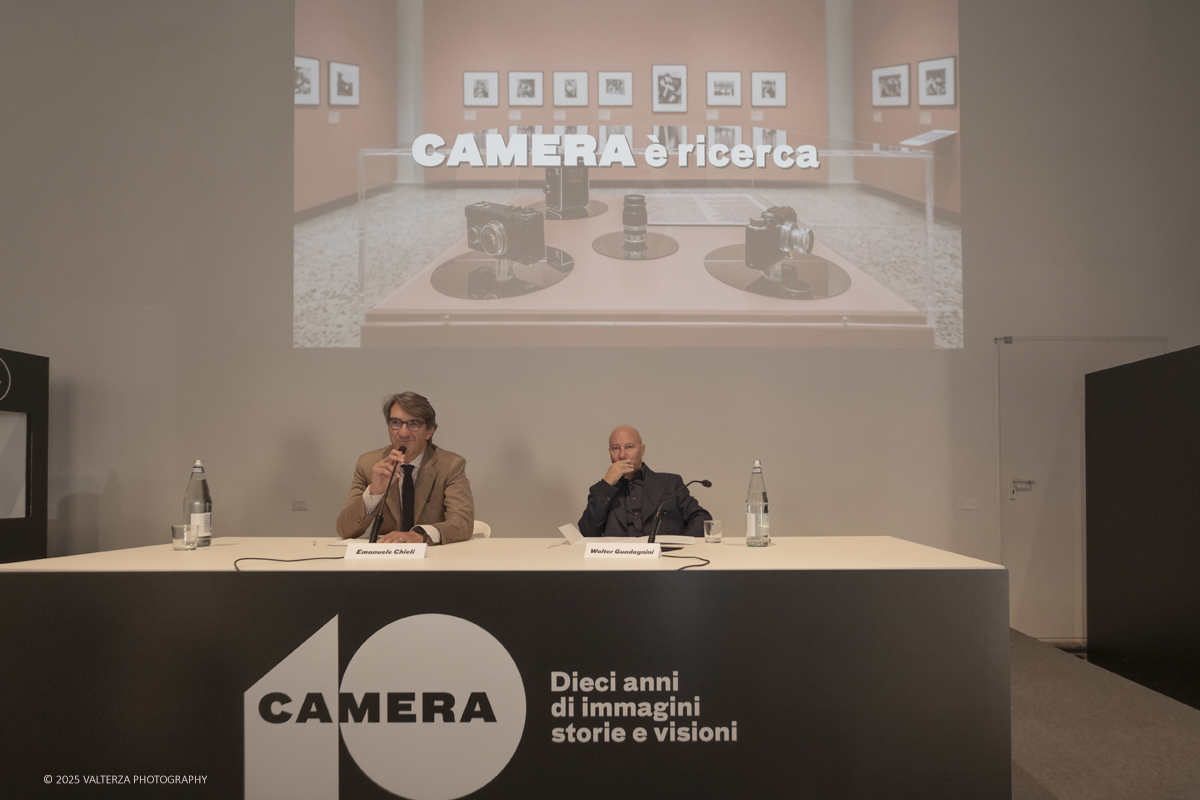 _DSF2276.jpg - 30/09/2025. Torino.  Un viaggio in 160 immagini, tutte provenienti dai Lee Miller Archives, per riscoprire gli infiniti sguardi della straordinaria fotografa americana. Nella foto presentazione della mostra da parte di Emanuele Chieli Presidente di Camera e Walter Guadagnini Direttore di Camera e Curatore della mostra  con l'occasione Camera celebra amche i suoi 10 anni di attivitÃ