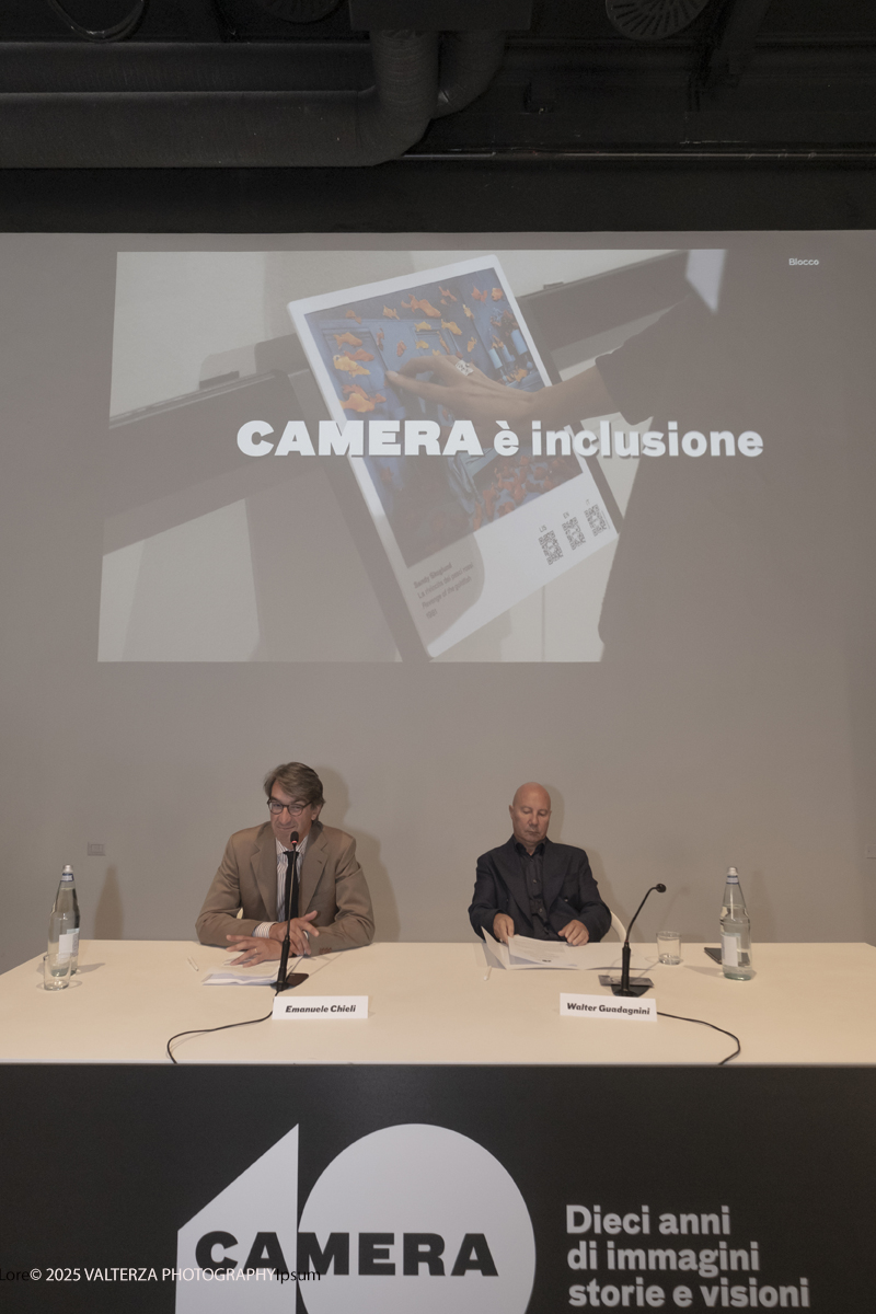 _DSF2279.jpg - 30/09/2025. Torino.  Un viaggio in 160 immagini, tutte provenienti dai Lee Miller Archives, per riscoprire gli infiniti sguardi della straordinaria fotografa americana. Nella foto presentazione della mostra da parte di Emanuele Chieli Presidente di Camera e Walter Guadagnini Direttore di Camera e Curatore della mostra con l'occasione Camera celebra amche i suoi 10 anni di attivitÃ