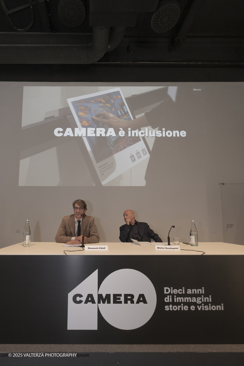 _DSF2280.jpg - 30/09/2025. Torino.  Un viaggio in 160 immagini, tutte provenienti dai Lee Miller Archives, per riscoprire gli infiniti sguardi della straordinaria fotografa americana. Nella foto presentazione della mostra da parte di Emanuele Chieli Presidente di Camera e Walter Guadagnini Direttore di Camera e Curatore della mostra con l'occasione Camera celebra amche i suoi 10 anni di attivitÃ