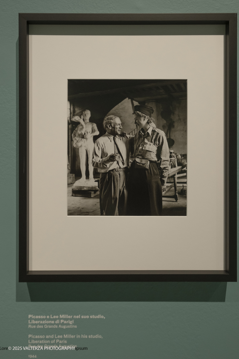 _DSF2285.jpg - 30/09/2025. Torino.  Un viaggio in 160 immagini, tutte provenienti dai Lee Miller Archives, per riscoprire gli infiniti sguardi della straordinaria fotografa americana. Nella foto Lee Miller e Jean Cocteau nel suo Studio alla liberazione di Parigi,  1944