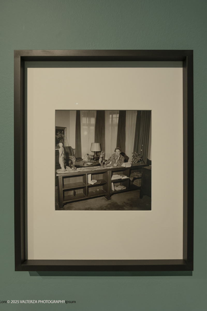 _DSF2293.jpg - 30/09/2025. Torino.  Un viaggio in 160 immagini, tutte provenienti dai Lee Miller Archives, per riscoprire gli infiniti sguardi della straordinaria fotografa americana. Nella foto Lee Miller alla scrivania di Hitler Monaco Germania, 1945