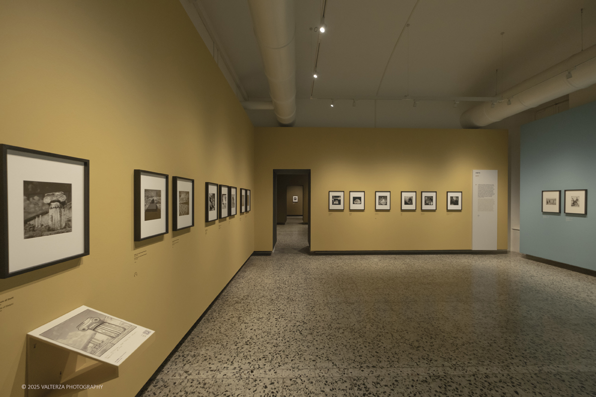 _DSF2298.jpg - 30/09/2025. Torino.  Un viaggio in 160 immagini, tutte provenienti dai Lee Miller Archives, per riscoprire gli infiniti sguardi della straordinaria fotografa americana. Nella foto  parte dell'allestimento della mostra