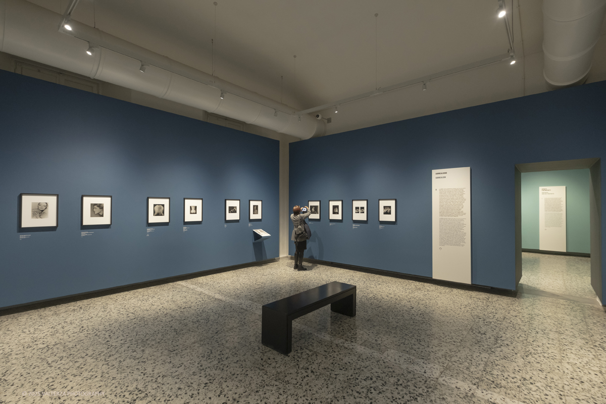 _DSF2303.jpg - 30/09/2025. Torino.  Un viaggio in 160 immagini, tutte provenienti dai Lee Miller Archives, per riscoprire gli infiniti sguardi della straordinaria fotografa americana. Nella fotto in visita alla mostra