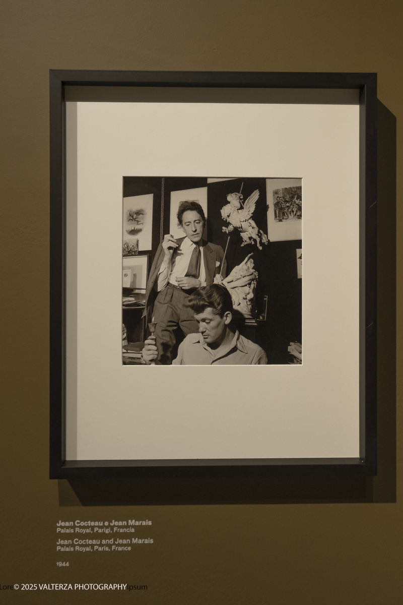 _DSF2309.jpg - 30/09/2025. Torino.  Un viaggio in 160 immagini, tutte provenienti dai Lee Miller Archives, per riscoprire gli infiniti sguardi della straordinaria fotografa americana. Nella foto Jean Cocteau e Jean  Marais Parigi , 1944