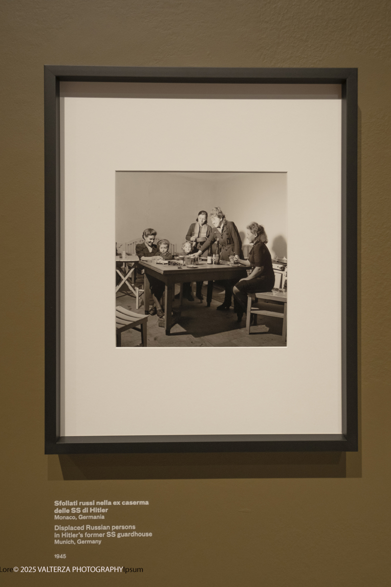 _DSF2315.jpg - 30/09/2025. Torino.  Un viaggio in 160 immagini, tutte provenienti dai Lee Miller Archives, per riscoprire gli infiniti sguardi della straordinaria fotografa americana. Nella foto sfollati russi nella ex caserma delle SS di Hitler Monaco Germania, 1945