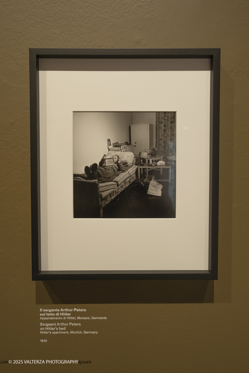_DSF2318.jpg - 30/09/2025. Torino.  Un viaggio in 160 immagini, tutte provenienti dai Lee Miller Archives, per riscoprire gli infiniti sguardi della straordinaria fotografa americana. Nella foto il sergente Arthur Peters sul letto di Hithler Monaco Germania, 1945